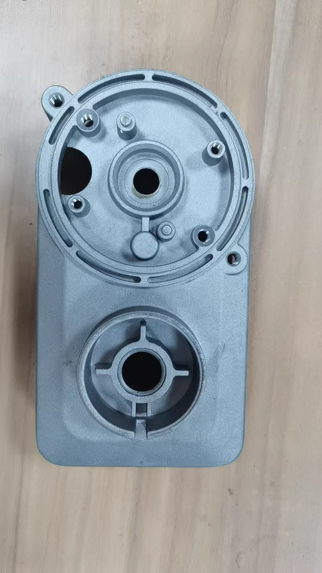 Dual-chamber gearbox housing
