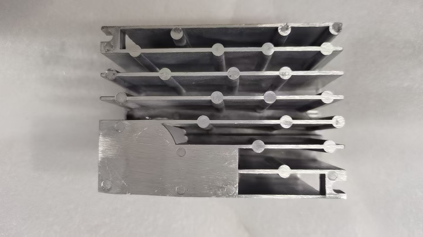 Multi-layer cold plate with heat pipes